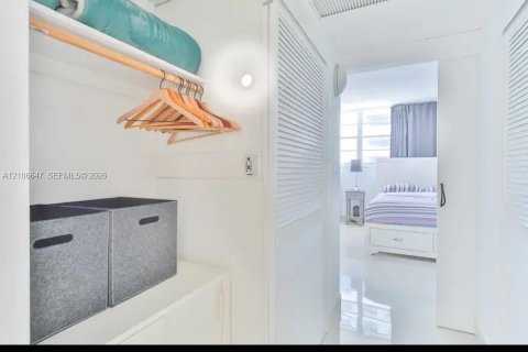 Condo in Hollywood, Florida, 1 bedroom  № 2430259 - photo 20