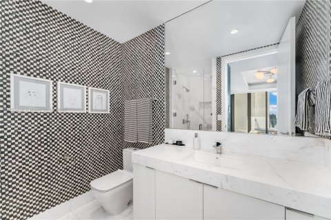 Купить кондоминиум в Санни-Айлс-Бич, Флорида 4 спальни, 444.07м2, № 1938615 - фото 25