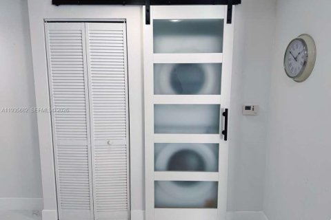 Condominio en alquiler en Miami, Florida, 3 dormitorios, 106.47 m2 № 1993808 - foto 25