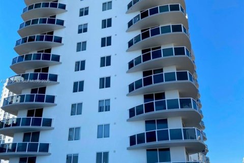 Condominio en alquiler en Miami, Florida, 3 dormitorios, 106.47 m2 № 1993808 - foto 1