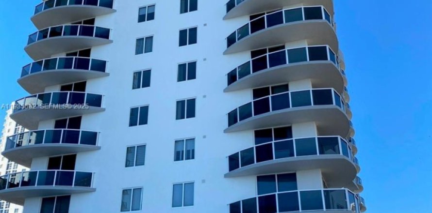 Condominio en Miami, Florida, 3 dormitorios  № 1993808