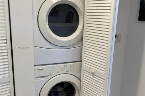 Condominio en alquiler en Miami, Florida, 3 dormitorios, 106.47 m2 № 1993808 - foto 15