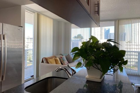 Condominio en alquiler en Miami, Florida, 3 dormitorios, 106.47 m2 № 1993808 - foto 6