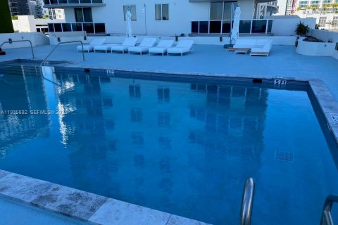 Condominio en alquiler en Miami, Florida, 3 dormitorios, 106.47 m2 № 1993808 - foto 12