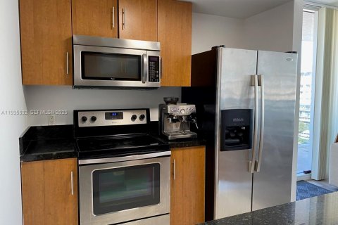 Condominio en alquiler en Miami, Florida, 3 dormitorios, 106.47 m2 № 1993808 - foto 5