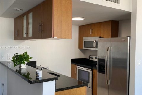 Condominio en alquiler en Miami, Florida, 3 dormitorios, 106.47 m2 № 1993808 - foto 2