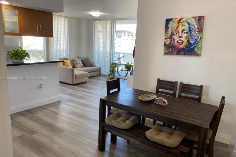 Condominio en alquiler en Miami, Florida, 3 dormitorios, 106.47 m2 № 1993808 - foto 4