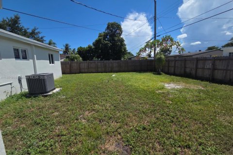 House in Margate, Florida 3 bedrooms, 125.33 sq.m. № 1892426 - photo 16