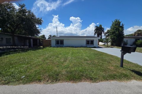 House in Margate, Florida 3 bedrooms, 125.33 sq.m. № 1892426 - photo 1