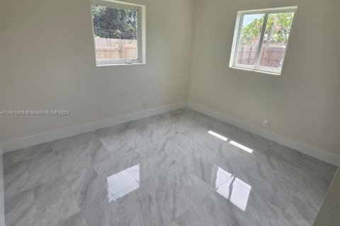 House in Margate, Florida 3 bedrooms, 125.33 sq.m. № 1892426 - photo 11