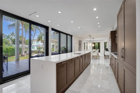 House in Hallandale Beach, Florida 6 bedrooms, 607.67 sq.m. № 2192765 - photo 19