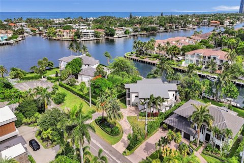 House in Hallandale Beach, Florida 6 bedrooms, 607.67 sq.m. № 2192765 - photo 10