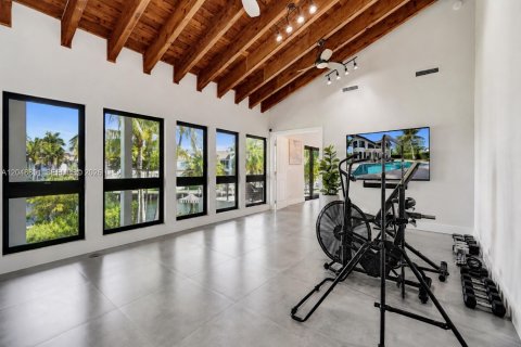 House in Hallandale Beach, Florida 6 bedrooms, 607.67 sq.m. № 2192765 - photo 27