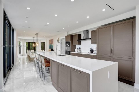 House in Hallandale Beach, Florida 6 bedrooms, 607.67 sq.m. № 2192765 - photo 4