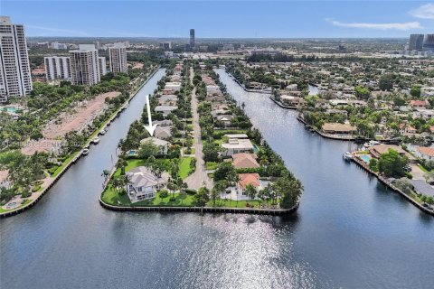 House in Hallandale Beach, Florida 6 bedrooms, 607.67 sq.m. № 2192765 - photo 8