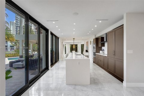House in Hallandale Beach, Florida 6 bedrooms, 607.67 sq.m. № 2192765 - photo 18