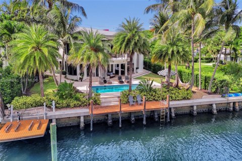 House in Hallandale Beach, Florida 6 bedrooms, 607.67 sq.m. № 2192765