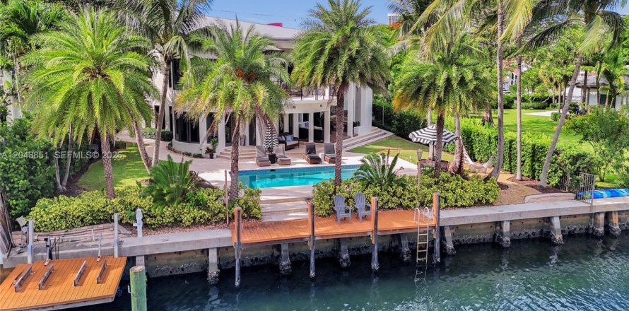 House in Hallandale Beach, Florida 6 bedrooms, 607.67 sq.m. № 2192765