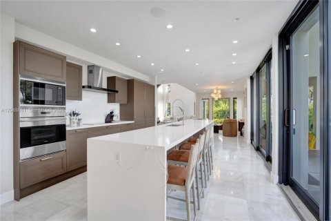 House in Hallandale Beach, Florida 6 bedrooms, 607.67 sq.m. № 2192765 - photo 20