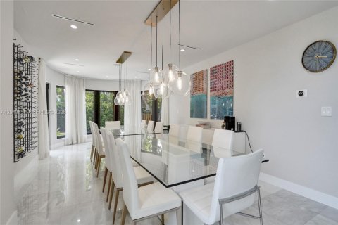 House in Hallandale Beach, Florida 6 bedrooms, 607.67 sq.m. № 2192765 - photo 23