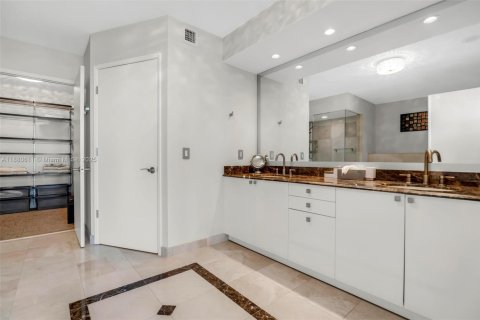 Condo in Sunny Isles Beach, Florida, 3 bedrooms  № 1931259 - photo 27