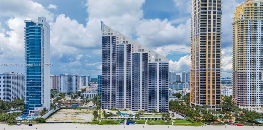 Condo in Sunny Isles Beach, Florida, 3 bedrooms  № 1931259