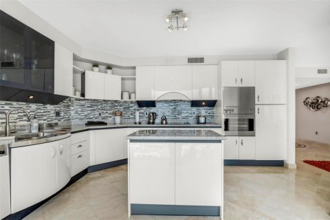 Condo in Sunny Isles Beach, Florida, 3 bedrooms  № 1931259 - photo 9