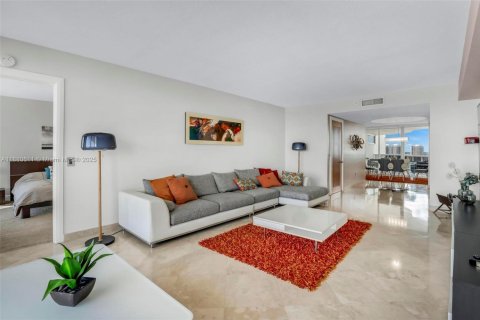 Condo in Sunny Isles Beach, Florida, 3 bedrooms  № 1931259 - photo 12