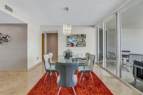 Condo in Sunny Isles Beach, Florida, 3 bedrooms  № 1931259 - photo 16