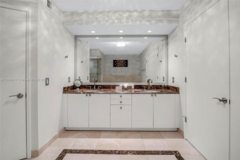 Condo in Sunny Isles Beach, Florida, 3 bedrooms  № 1931259 - photo 28