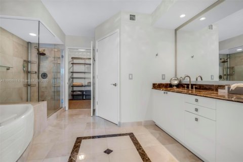 Condo in Sunny Isles Beach, Florida, 3 bedrooms  № 1931259 - photo 25