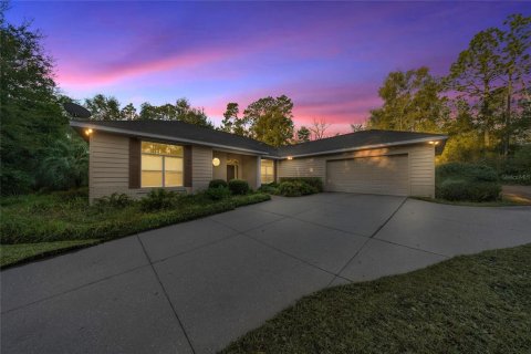 House in Dunnellon, Florida 3 bedrooms, 239.87 sq.m. № 2225269 - photo 2