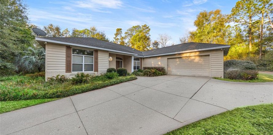 House in Dunnellon, Florida 3 bedrooms, 239.87 sq.m. № 2225269