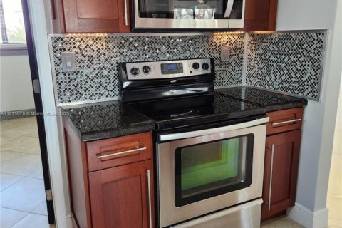 House in Miami, Florida 4 bedrooms, 169.27 sq.m. № 1926729 - photo 15