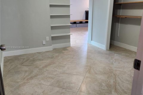 House in Miami, Florida 4 bedrooms, 169.27 sq.m. № 1926729 - photo 24