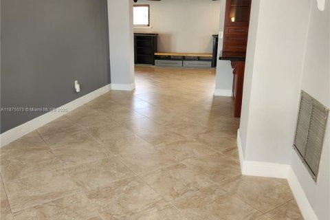 House in Miami, Florida 4 bedrooms, 169.27 sq.m. № 1926729 - photo 9