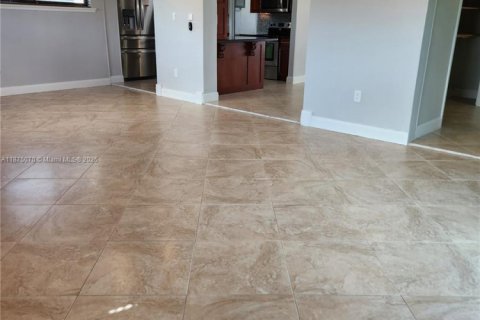 House in Miami, Florida 4 bedrooms, 169.27 sq.m. № 1926729 - photo 19