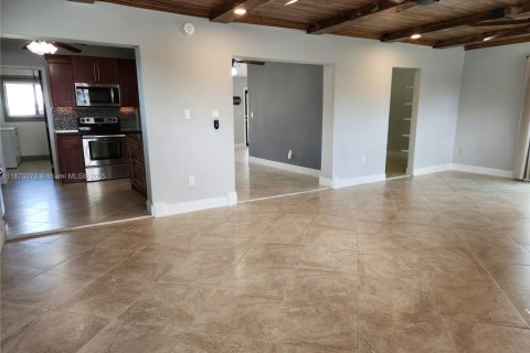 House in Miami, Florida 4 bedrooms, 169.27 sq.m. № 1926729 - photo 20