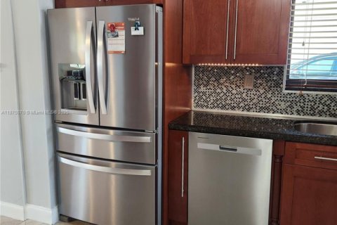 House in Miami, Florida 4 bedrooms, 169.27 sq.m. № 1926729 - photo 12