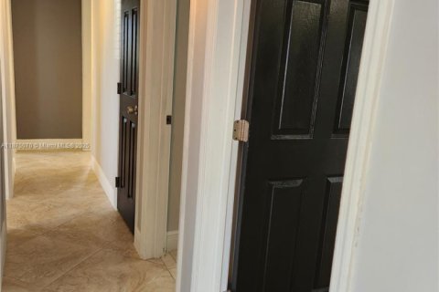 House in Miami, Florida 4 bedrooms, 169.27 sq.m. № 1926729 - photo 23