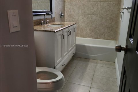 House in Miami, Florida 4 bedrooms, 169.27 sq.m. № 1926729 - photo 26