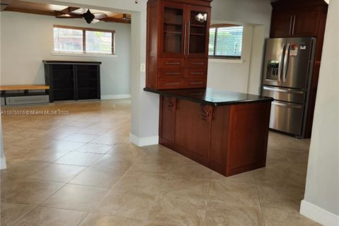 House in Miami, Florida 4 bedrooms, 169.27 sq.m. № 1926729 - photo 8