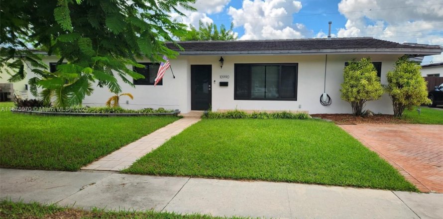 House in Miami, Florida 4 bedrooms, 169.27 sq.m. № 1926729