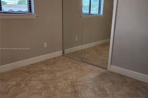 House in Miami, Florida 4 bedrooms, 169.27 sq.m. № 1926729 - photo 30