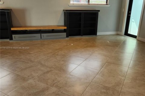 House in Miami, Florida 4 bedrooms, 169.27 sq.m. № 1926729 - photo 17