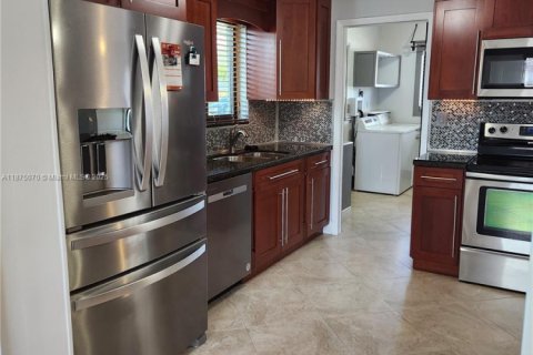 House in Miami, Florida 4 bedrooms, 169.27 sq.m. № 1926729 - photo 13