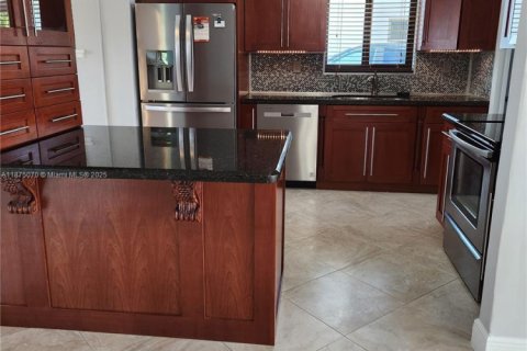 House in Miami, Florida 4 bedrooms, 169.27 sq.m. № 1926729 - photo 10