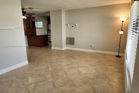 House in Miami, Florida 4 bedrooms, 169.27 sq.m. № 1926729 - photo 6