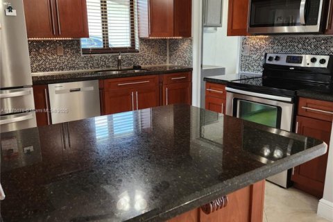 House in Miami, Florida 4 bedrooms, 169.27 sq.m. № 1926729 - photo 16