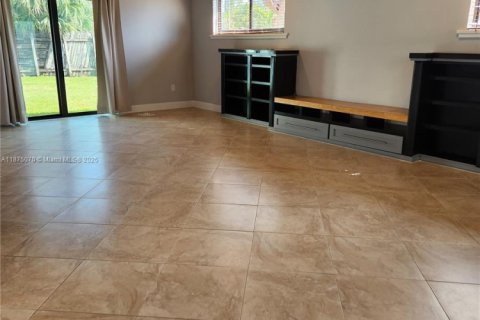 House in Miami, Florida 4 bedrooms, 169.27 sq.m. № 1926729 - photo 18